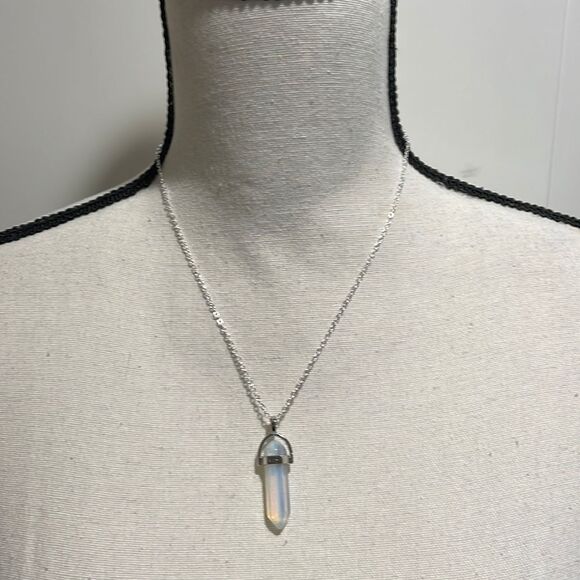 NWOT Opalescent taliswoman double pointed pendant on chain - Picture 1 of 3